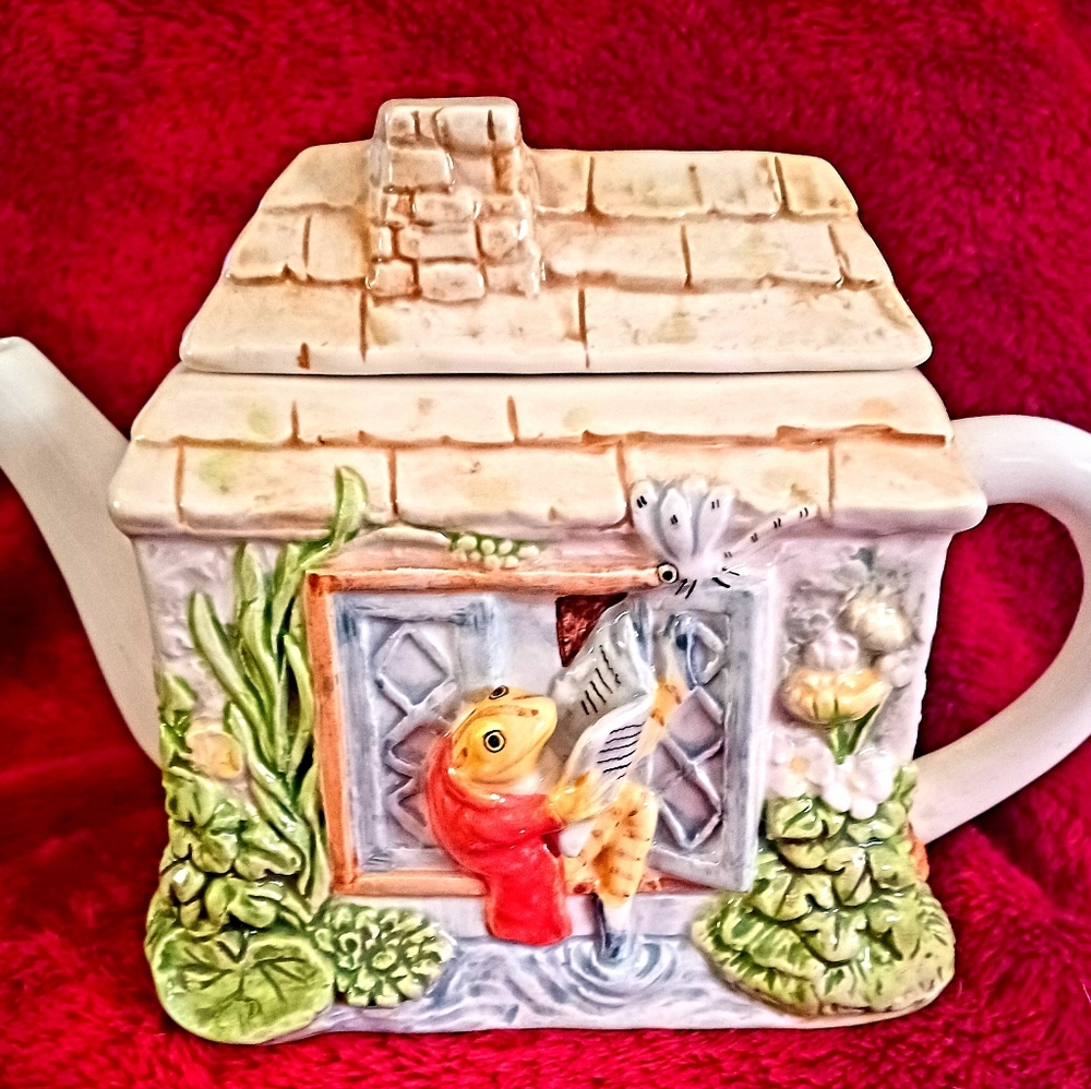 RARE handpainted Beatrix Potter 'Wind in the Willows' Musical Teapot 1994